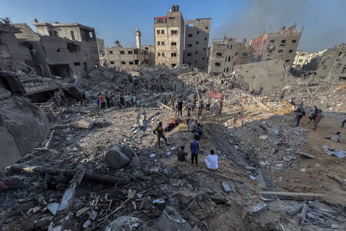 Edificios destruidos por un bombardeo de Israel contra el campamento de refugiados de Yabalia, el más grande de la Franja de Gaza