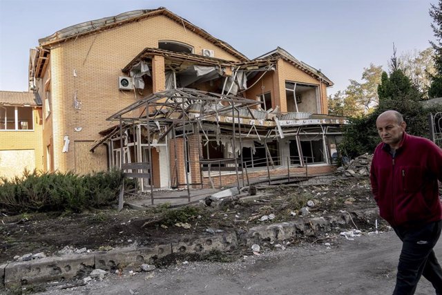 Archivo - Daños materiales en un edificio por un ataque de las fuerzas de Rusia contra la región de Járkov, en el este de Ucrania