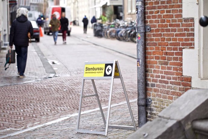 Archivo - Imagen de archivo de una señal indicando la entrada a un colegio electoral en Haarlem, Países Bajos.