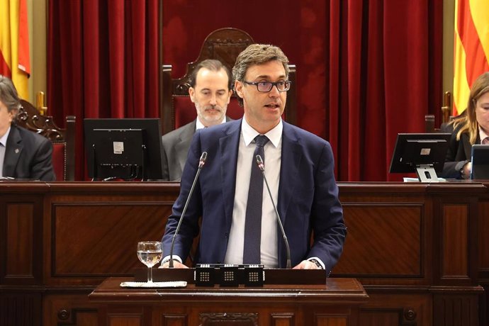 El portavoz del Govern y conseller de Economía, Hacienda e Innovación, Toni Costa, interviene durante un pleno en el Parlament. Archivo.