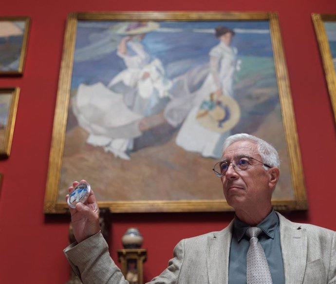 Archivo - El presidente de la comisión permanente de la Fundación Museo Sorolla, Antonio Mollá, posa con la moneda principal durante la presentación de monedas conmemorativas con motivo del centenario del fallecimiento de Joaquín Sorolla en el año 2023 