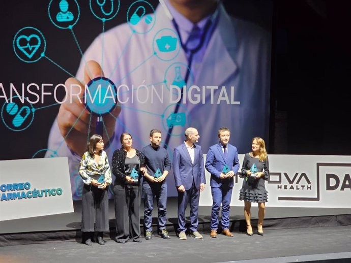 El director general del Servicio de Salud, Javier Ureña, recoge un premio a la transformación digital