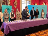 El Parlament enciende velas por las víctimas de la violencia de género pero se divide en el manifiesto por el 25-N