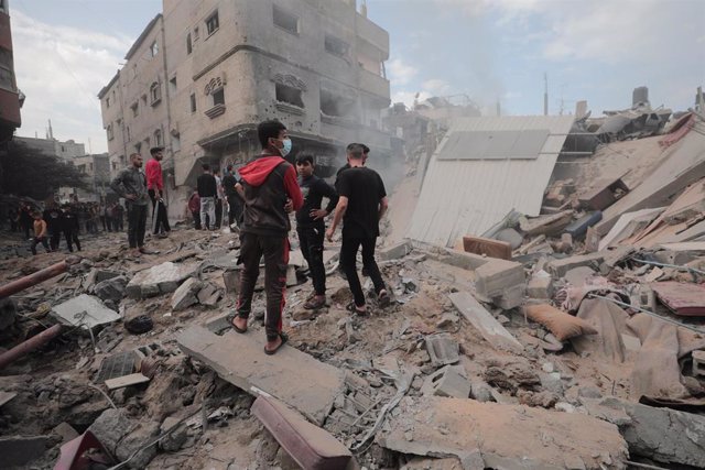 Imagen de archivo de varios palestinos tras el derrumbe de edificios en bombardeos contra la Franja de Gaza. 