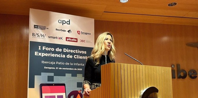 La vicepresidenta primera del Gobierno de Aragón y consejera de Economía, Empleo e Industria, Mar Vaquero, en la inauguración de la jornada de la Asociación para el Progreso de la Dirección sobre la experiencia de cliente.