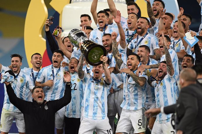 Archivo - 10 July 2021, Brazil, Rio de Janeiro: Argentine's Messi (C) lifts the trophy and celebrates winning the CONMEBOL Copa America Final soccer match against Brazil at The Maracana Stadium. Photo: Andre Borges/dpa