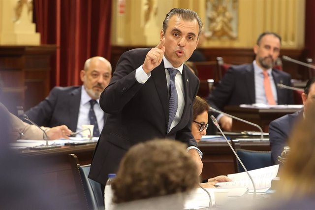 El conseller de Educación y Universidades, Antoni Vera, interviene durante un pleno en el Parlament balear.