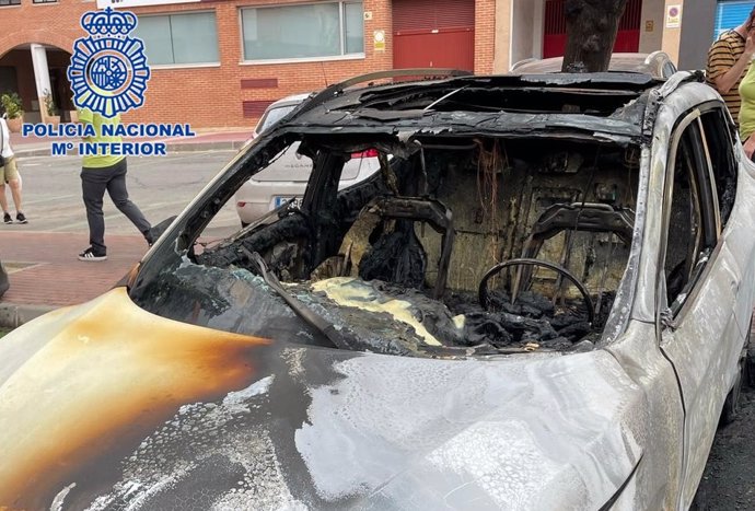 Uno de los coches afectados por el incendio