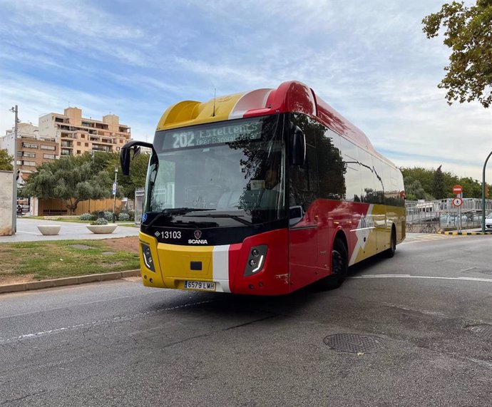 Un autobús de la línea 202 del TIB que une Palma y Estellencs.