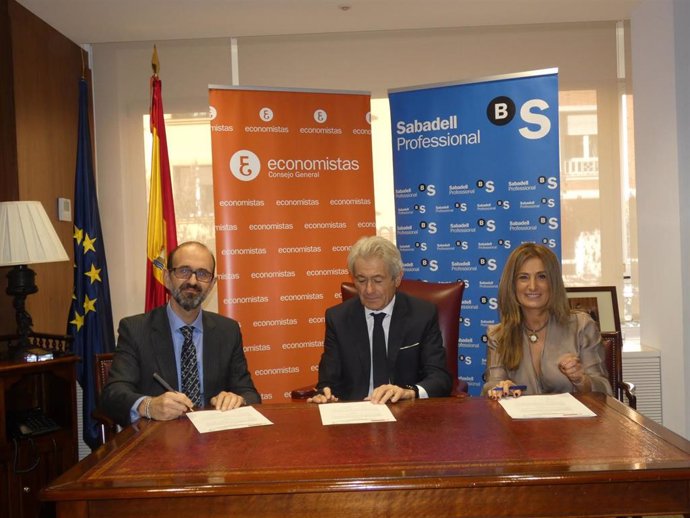 De izq a dcha: Bernardino Gómez (director general de BanSabadell Pensiones), Valentín Pich (presidente del Consejo General de Economistas de España) y Rosario Fernández (directora de Sabadell Professional).