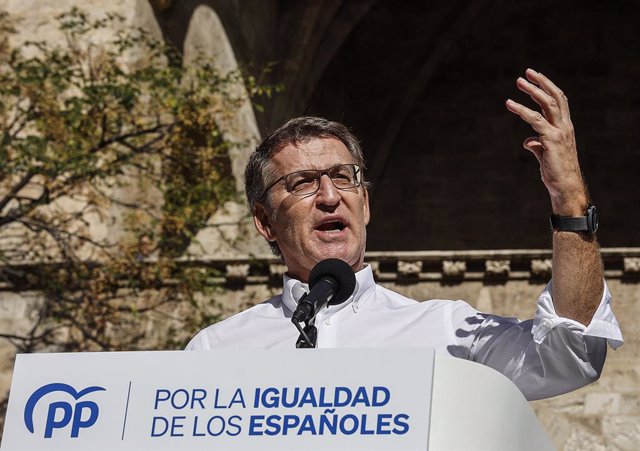 El presidente del Partido Popular, Alberto Núñez Feijóo, interviene durante un acto del PP contra la amnistía, en la plaza de Los Fueros, a 5 de noviembre de 2023, en Valencia, Comunidad Valenciana (España). El Partido Popular ha convocado este acto para 