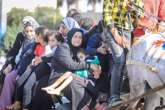 Palestinos huyen de la ciudad de Gaza y otras zonas del norte de la Franja ante la ofensiva militar desatada por el Ejército de Israel tras los ataques ejecutados el 7 de octubre por el Movimiento de Resistencia Islámica (Hamás)