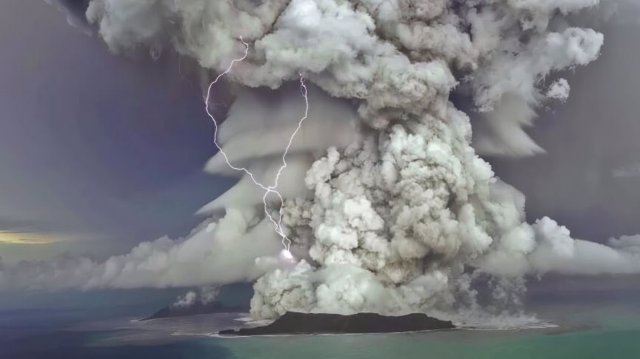 Erupción del volcán Hunga Tonga-Hunga Ha'apai en el Pacífico Sur el 14 de enero de 2022, un día antes de la columna de erupción más grande que afectaría significativamente la composición estratosférica.