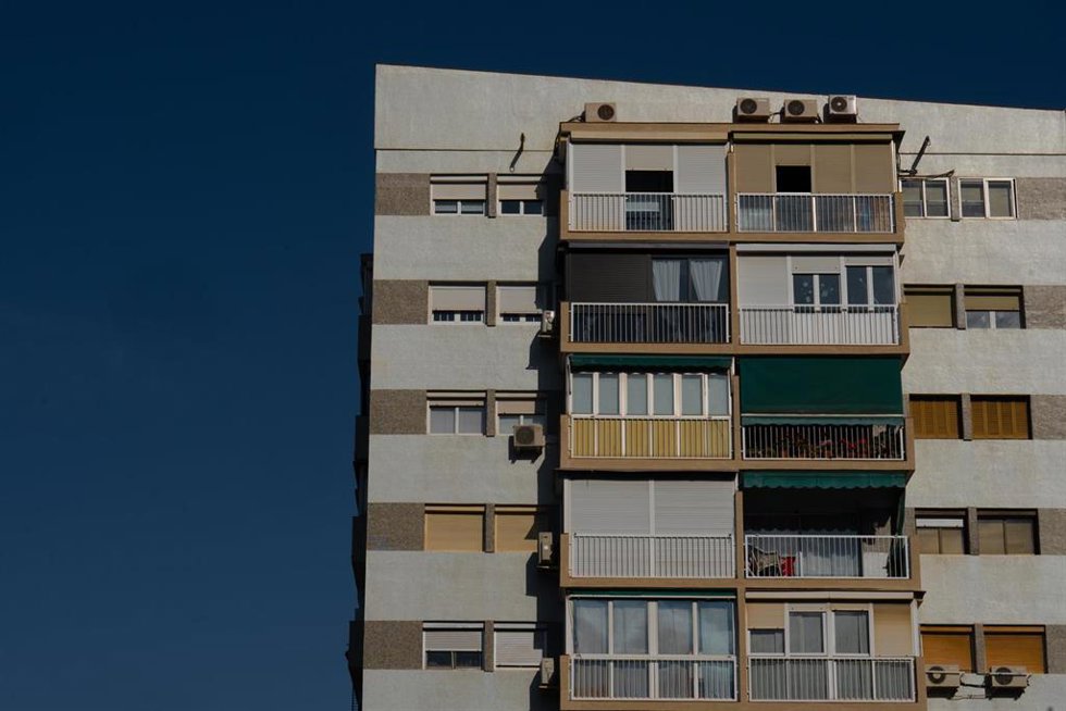 Archivo - La fachada de un edificio de viviendas.