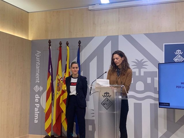 La socióloga de Cort, Lourdes de la Cruz, y la teniente de alcalde de Igualdad, Lourdes Roca, en rueda de prensa