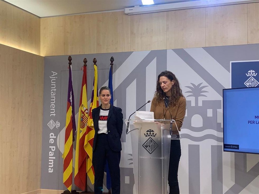 La socióloga de Cort, Lourdes de la Cruz, y la teniente de alcalde de Igualdad, Lourdes Roca, en rueda de prensa