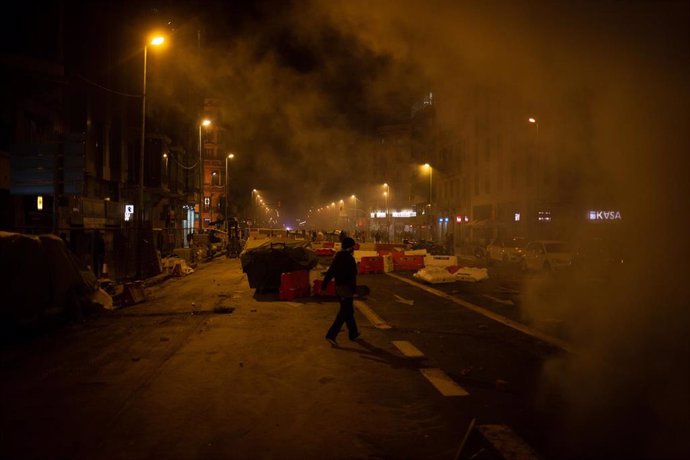 Archivo - Manifestantes que apoyan a Pablo Hasel mueven mobiliario urbano durante los disturbios en Barcelona (España), a 17 de febrero de 2021. 