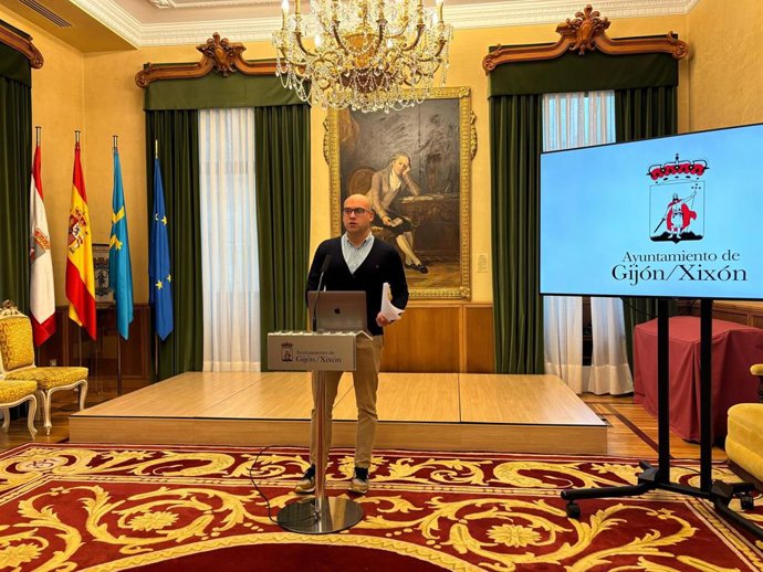 El portavoz de la Junta de Gobierno del Ayuntamiento de Gijón, Jesús Martínez Salvador (Foro), en rueda de prensa en el Consistorio gijonés.