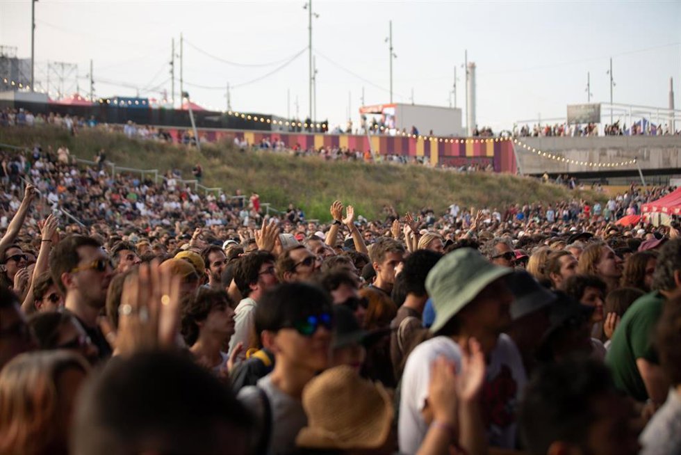 Archivo - Un grupo de personas durante la primera jornada del Festival Primavera Sound Barcelona, en Sant Adriá de Bess, a 2 de junio de 2022, en Barcelona