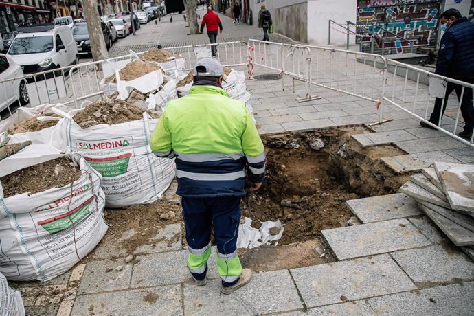 Archivo - Un obrero junto a unos sacos de tierra.