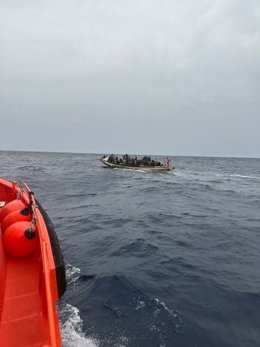 Salvamento Marítimo ha interceptado hoy martes un cayuco cerca de la isla de El Hierro en el que viajaban 91 personas de origen subsahariano que habían partido hace varios días de algún punto de la costa africana