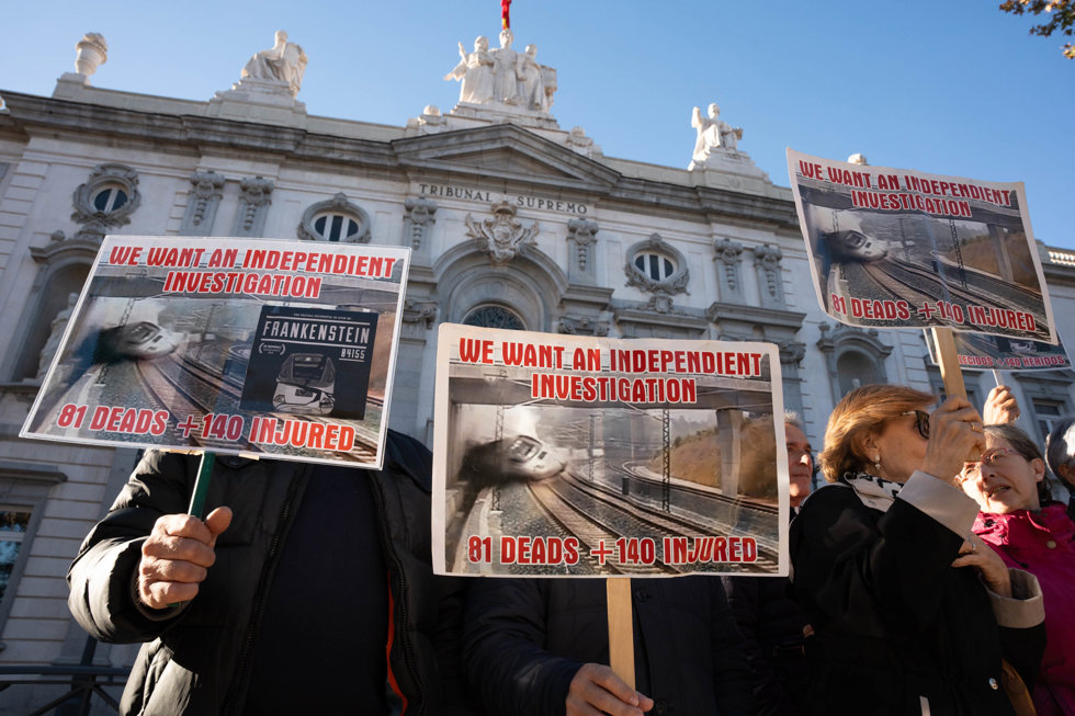 Varias personas con carteles en los que piden una investigación independiente durante una manifestación de la Asociación Plataforma de Víctimas Alvia 04155, a su llegada a una vista pública, al Tribunal Supremo.