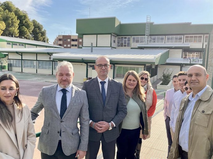 El consejero de Educación, Formación Profesional y Empleo, Víctor Marín, visitó hoy el  CEIP Francisco Caparrós de Mazarrón, donde se han cambiado las cubiertas y se han instalado placas solares