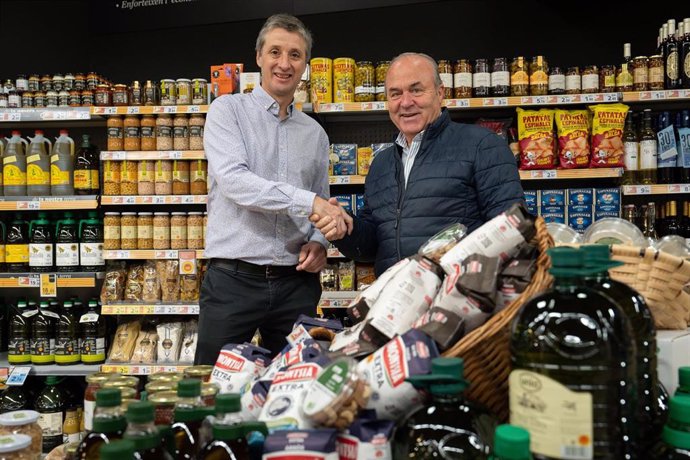 El presidente de la Federació de Cooperatives Agrries de Catalunya (FCAC), Ramón Sarroca, y el responsable de Producción de Proximidad de Caprabo, Fernando Tercero.