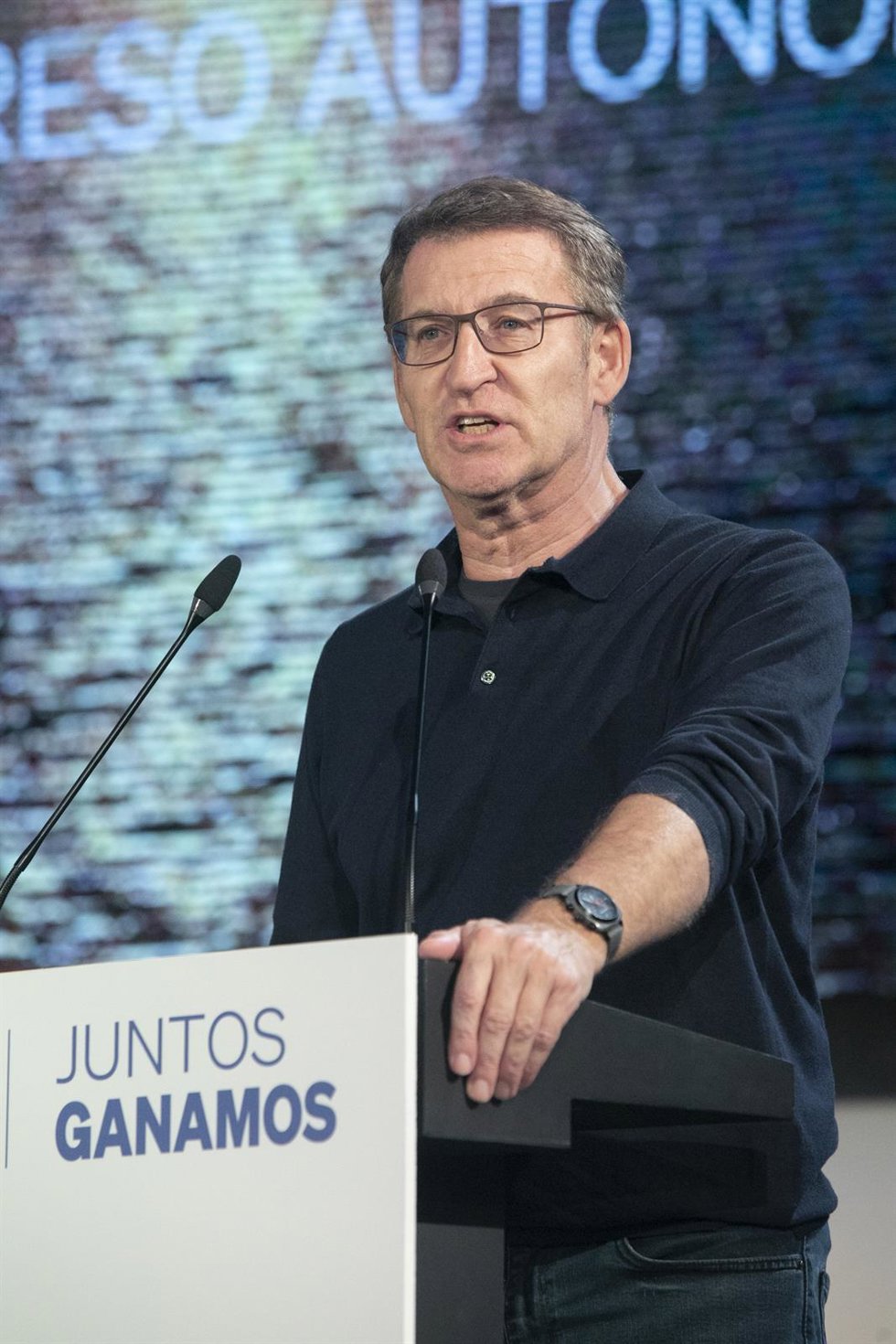 El presidente del Partido Popular, Alberto Núñez Feijóo, interviene durante la clausura del XVIII Congreso del PP de Asturias, en el Palacio de Exposiciones y Congresos, a 18 de noviembre de 2023, en Oviedo, Asturias (España). Durante el Congreso, que s