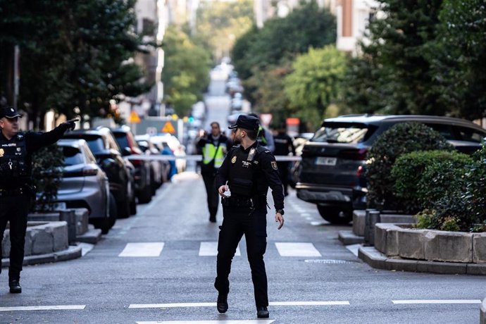 Agentes de Policía Nacional acordonan la zona en el centro de Madrid donde dispararon en la cara a Alejo Vidal-Quadras