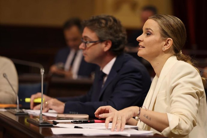 La presidenta del Govern balear, Marga Prohens, durante un pleno en el Parlament balear, a 14 de noviembre de 2023, en Palma de Mallorca, Mallorca, Baleares (España). 