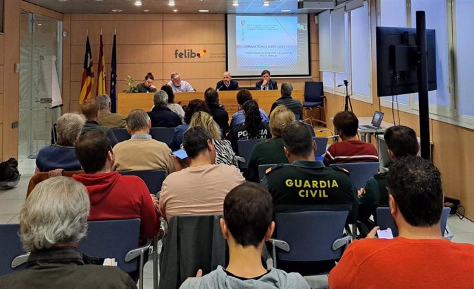 El director general de Agricultura, Fernando Fernández, inaugura la jornada, llevada a cabo en las instalaciones de la Felib en Palma