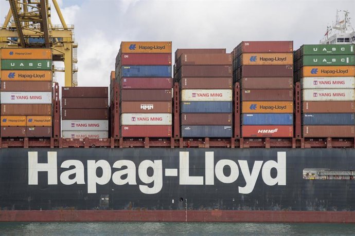 Archivo - Un barco de mercancías en el puerto de Barcelona.