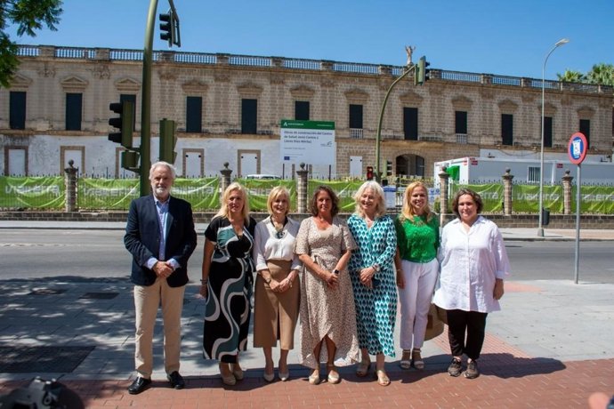La consejera de Salud y Consumo, Catalina García, en su visita a las obras del futuro Centro de Salud Esperanza de la Yedra en Jerez este verano.