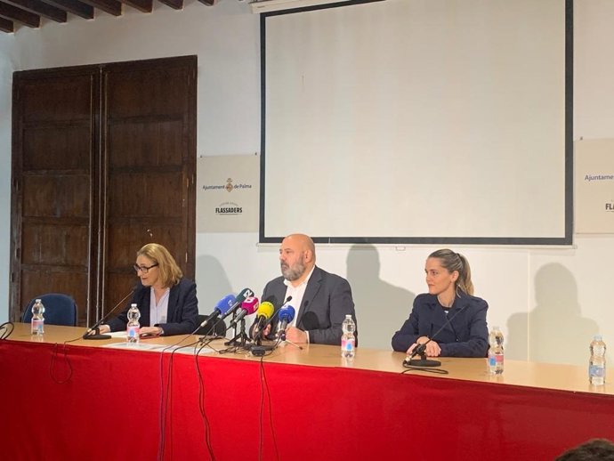 La regidora de Personas Mayores de Cort, Lluisa Marqués, y el alcalde de Palma, Jaime Martínez.