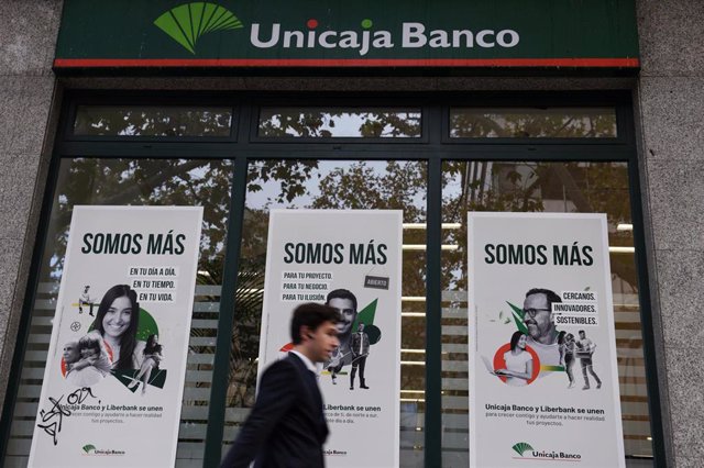 Una de las oficinas de Unicaja Banco tras anunciar un beneficio de 285 millones hasta septiembre, un 4,9% más, a 30 de octubre de 2023, en Madrid (España). Unicaja Banco cerró los nueve primeros meses de 2023 con un beneficio neto atribuido de 285 millone