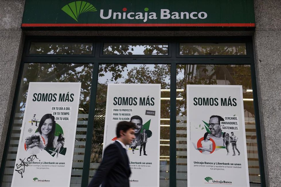 Una de las oficinas de Unicaja Banco tras anunciar un beneficio de 285 millones hasta septiembre, un 4,9% más, a 30 de octubre de 2023, en Madrid (España). Unicaja Banco cerró los nueve primeros meses de 2023 con un beneficio neto atribuido de 285 millo