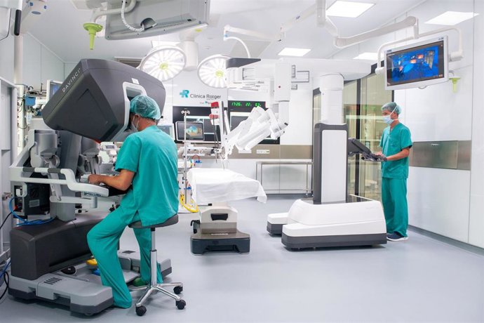 Archivo - Quirófano de la Clínica Rotger equipado con el robot 'Da Vinci Xi'.