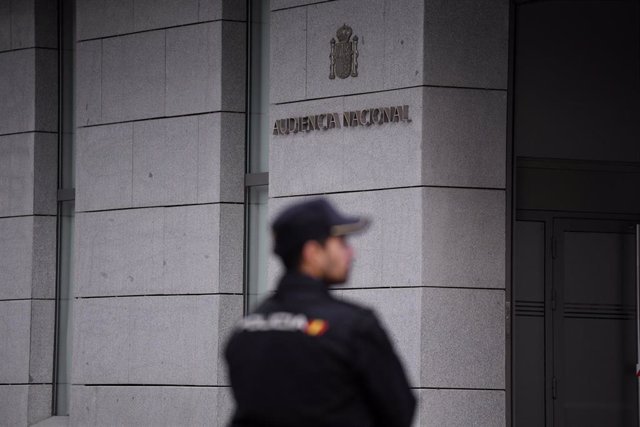 Archivo - Un agente de Policía en la entrada de la Audiencia Nacional, a 16 de octubre de 2023, en Madrid (España). 