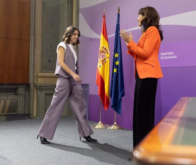 La hasta ahora ministra de Igualdad, Irene Montero (i) es aplaudida por la hasta ahora concejala de Cultura y Turismo en el ayuntamiento de Valladolid, Ana Redondo (d), antes del traspaso de la cartera de Igualdad, en la sede del Ministerio de Igualdad, a