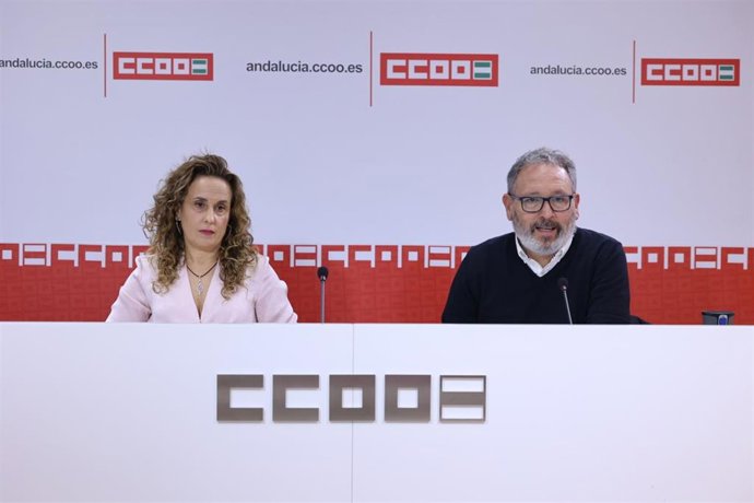 La secretaria general de la federación de Enseñanza de CCOO de Andalucía, Marina Vega, y el responsable de Política Educativa del sindicato, Diego Rodríguez, en rueda de prensa