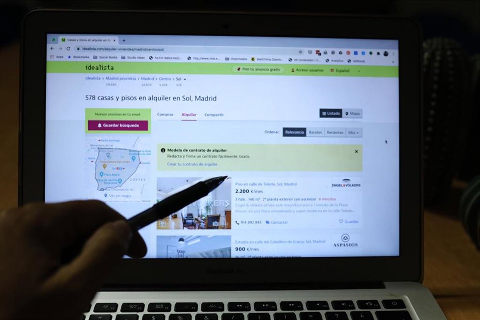 Archivo - Una persona hace uso de la web de Idealista, una plataforma de anuncios de pisos y casas en venta o alquiler.