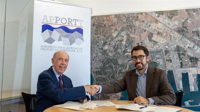 Joan Oriol Rovira y Daniel Pérez en la firma del convenio de colaboración.