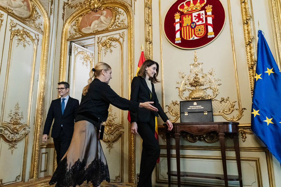 El hasta ahora ministro de la Presidencia, Relaciones con las Cortes y Memoria Democrática, Félix Bolaños, y la hasta ahora ministra de Justicia, Pilar Llop, a su llegada al acto de traspaso de la cartera de Justicia