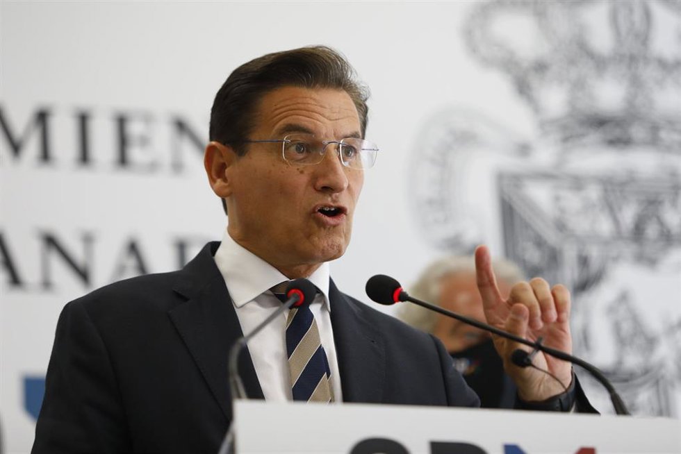 Archivo - El entonces alcalde de Granada, Luis Salvador, durante la rueda de prensa en que renunció al cargo