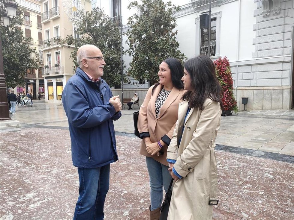 Martina Velarde, a la derecha en la imagen, en la Plaza del Carmen, frente al Ayuntamiento de Granada