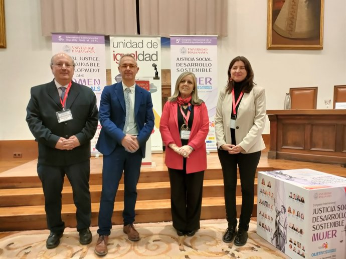 El presidente de CES, Enrique Cabero, el rector de la USAL, RIcardo Rivero, la directora de de la Unidad de Igualdad, Inmaculada Sánchez, y la concejala de Familia e Igualdad, Miryam Rodríguez, de izquierda a derecha