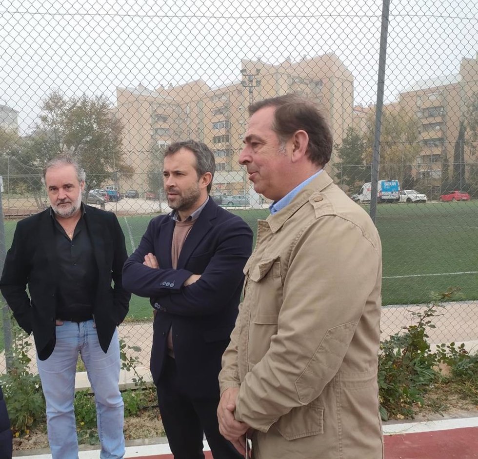 Julio Millán (c), junto a los concejales socialistas Francisco Lechuga y Javier Padorno.