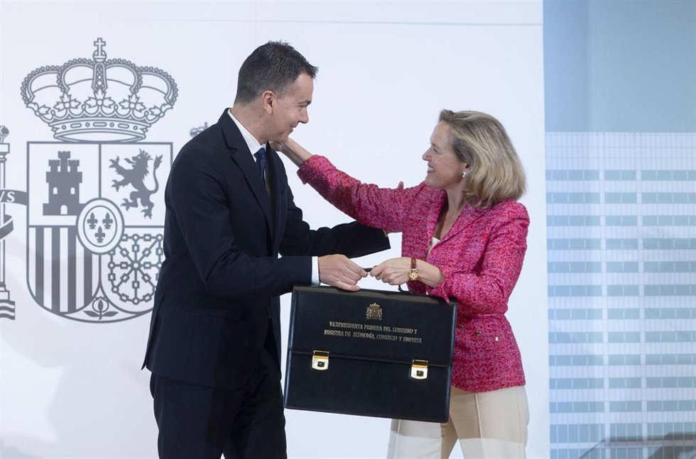 El hasta ahora ministro de Industria, Comercio y Turismo, Héctor Gómez, traspasa su cartera de Comercio a la hasta ahora vicepresidenta primera y ministra de Asuntos Económicos y Transformación Digital, Nadia Calviño.