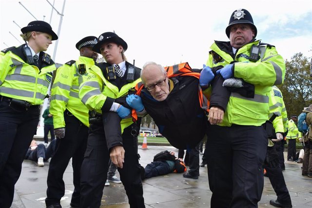 La Policía se lleva a un manifestante durante una protesta ecologista en Londres en octubre